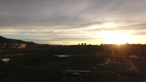 Luftdrohnenaufnahme-Des-Nationalparks-Ulan-Bator-Stadt-In-Der-Mongolei-Bei-Sonnenuntergang